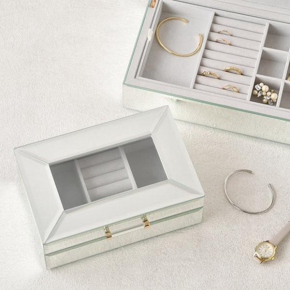 【GIFT】 Introducing an elegant jewelry box with a glossy mirror material♪