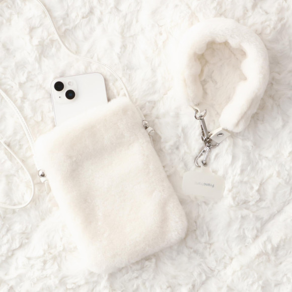 【SALE】 This is a hand strap and der bag with cute fluffy fur!