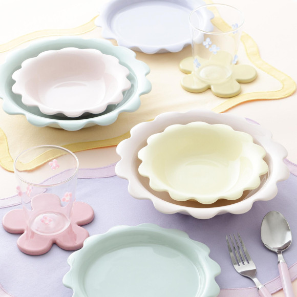 介紹描繪緩慢曲線的形狀像花一樣可愛的桌服♪