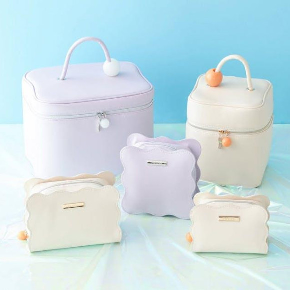 形がかわいいメイクポーチが今だけお買い得です♡