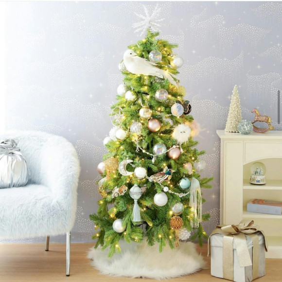 お気に入りのオーナメントを自由に飾って楽しめる存在感のあるボリューミーなクリスマスツリーをご紹介！！