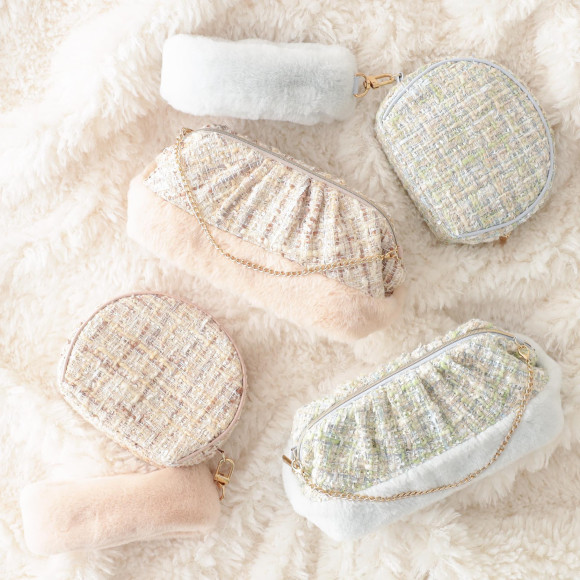 持っているだけで気分が上がる♡きらきらした素材感が特徴的なポーチのご紹介♪