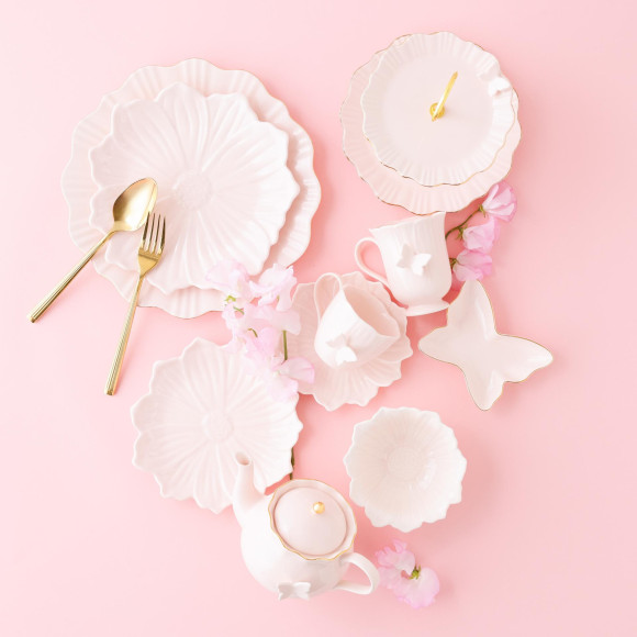 お花や蝶モチーフをふんだんに取り入れたテーブルコーディネートで、花咲く春のティータイムを楽しめるカフェアイテム♪