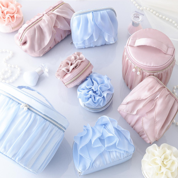 ひらひらとしたオーガンジーのフリルで花を表現した、春らしさあふれるポーチシリーズ♡