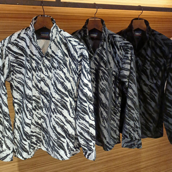 新作アイテム紹介　フロッキーゼブラプリントスタンドカラーシャツ
