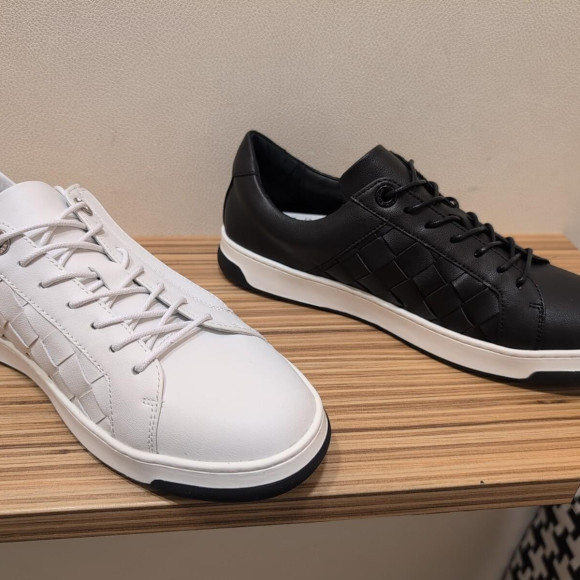 신작 아이템 소개 가죽 스니커