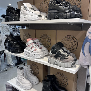 「NEW ROCK」人気モデル展開中！