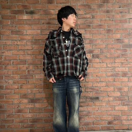 黒や濃いめのデニムと合わせると...