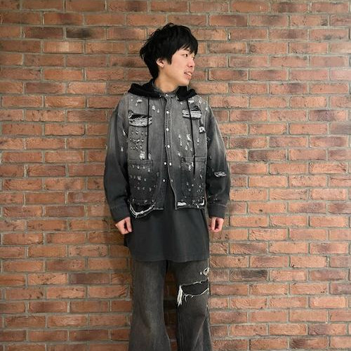 ブラックで、デニムやスラックス...