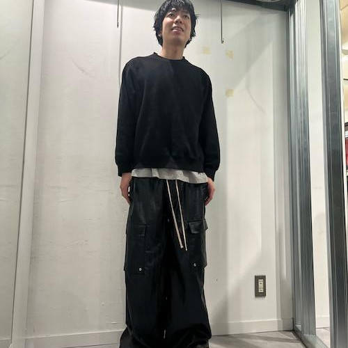 オールブラックでも、白のニット...