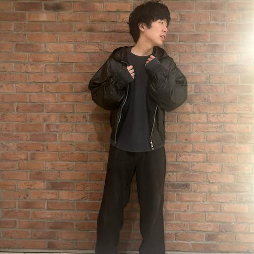 タイトシルエットと光沢感あるブ...