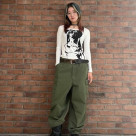 片足はブーツインしてます裾にコ...