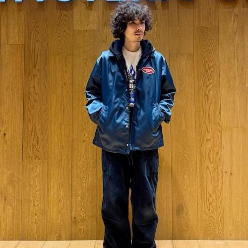 軽やかなナイロンコーチジャケッ...