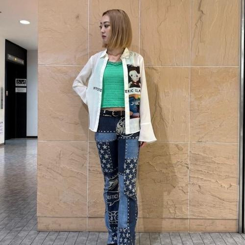 キャミソールにシアーシャツを合...