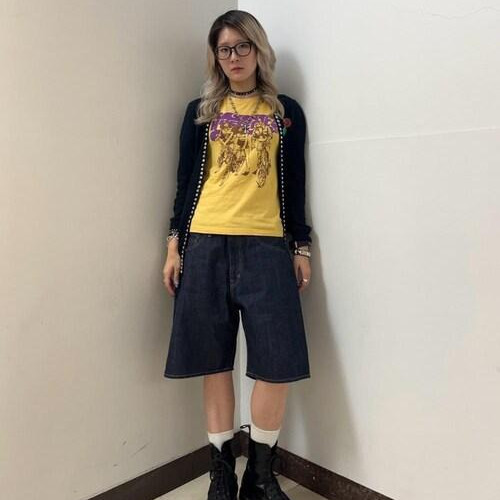 デニムショーツはかなり腰で落と...