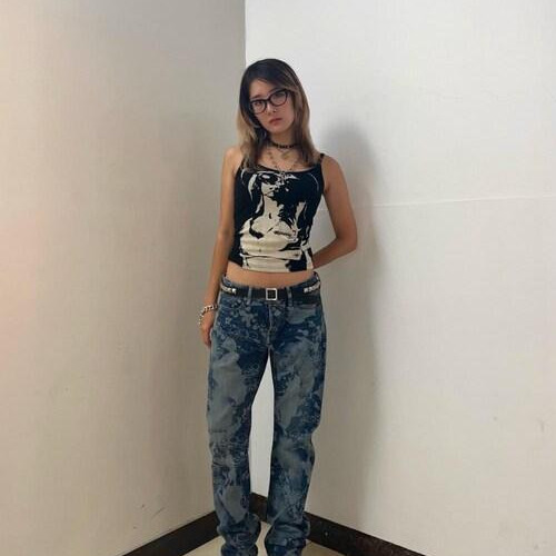 ความรู้สึกของเนื้อผ้าของกางเกงยีนส์เบาๆ และนุ่ม...