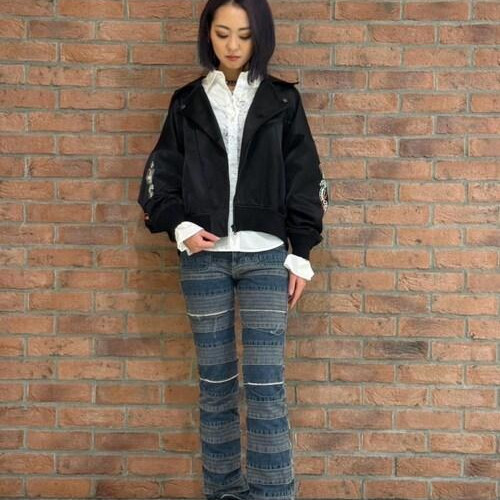 刺綉的夾克衫上閃閃發光的沙...