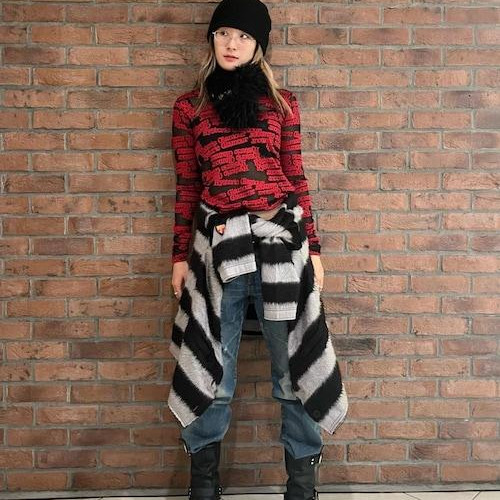 程よい透け感のシアーロンT