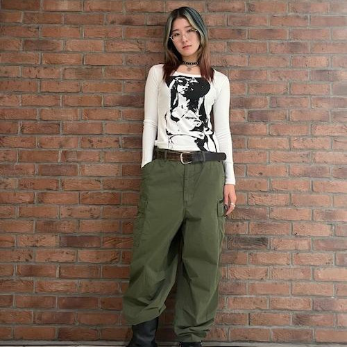 片足はブーツインしてます裾にコ...