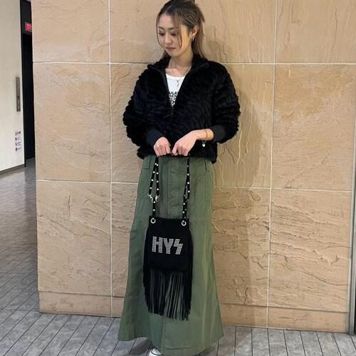 軽い素材で前開きになるスカート...