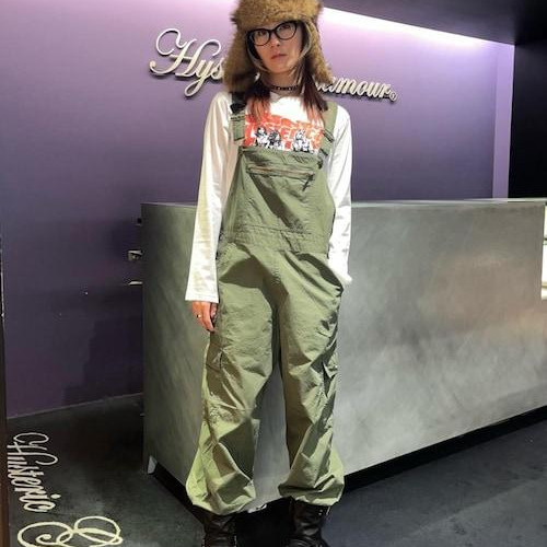 オーバーオールは素材が軽く、動...