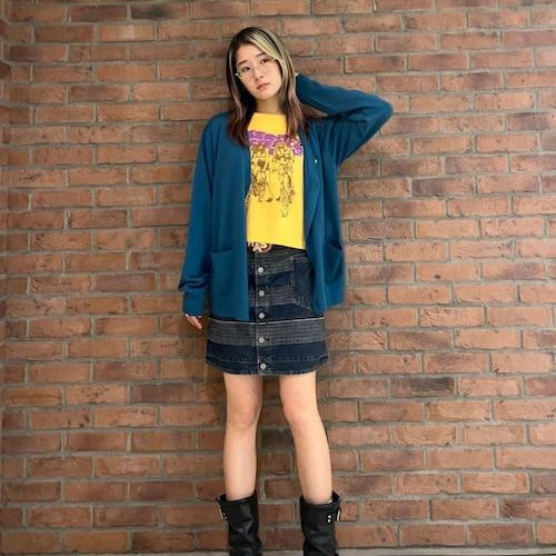 ハッキリした色のブルーですが、...