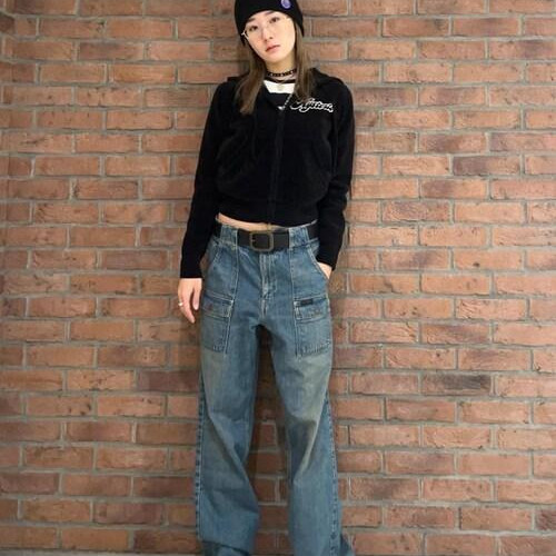 ショート丈パーカーにゆったりデ...