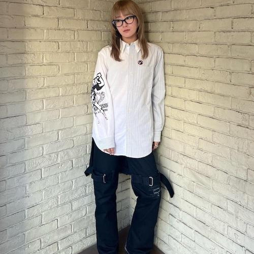 アシンメトリーなデザインで一枚...