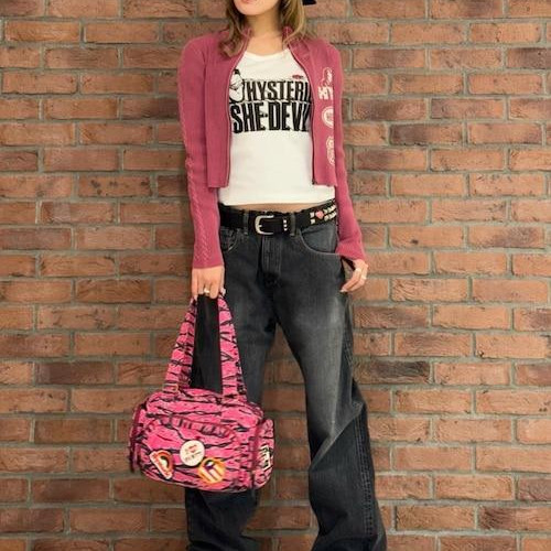 ゆったりシルエットのデニムを腰...