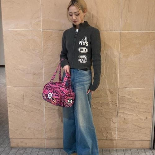 コンパクトなサイズ感のトップス...