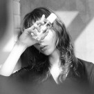  「思わず振り返る、その香りの余韻」纏うたび、印象が研ぎ澄まされる。香水よりも、ずっと自然に惹きつけるマルチパフュームオイル。【LOA THE OIL】【LATTE ROSE】