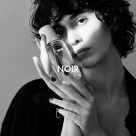 「思わず振り返る、その香りの余韻」纏うたび、印象が研ぎ澄まされる。香水よりも、ずっと自然に惹きつけるマルチパフュームオイル。【LOA THE OIL】【NOIR】