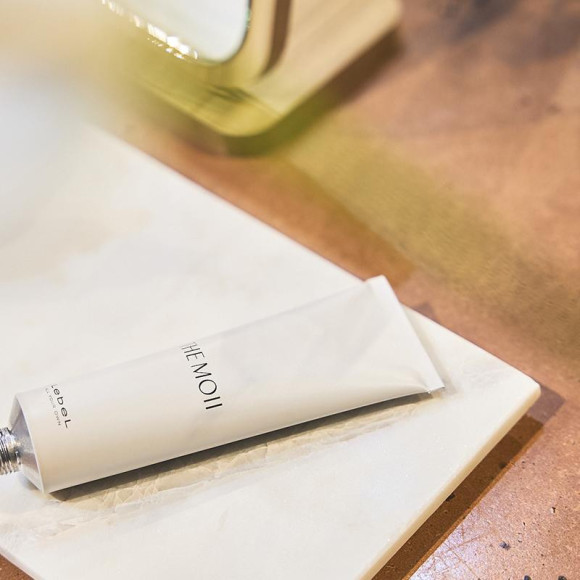 生まれ変わった「THE MOII」シリーズ！アウトバスラインはケアしながらデザインも楽しめるスタイリングアイテムにリブランディング☆自然由来成分100%のクリームで、うるおいを与え、しっとりしなやかな質感を作りまとまりのあるナチュラルなヘアスタイルに♪【THE MOII クリーム ソーテンダリー 】