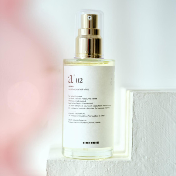 被白色茶的香味包围着,自然的脱颖而出和光泽为魅力的发型油♪【underbar plus smile Oil 02(低液压加发油02)】<发油>