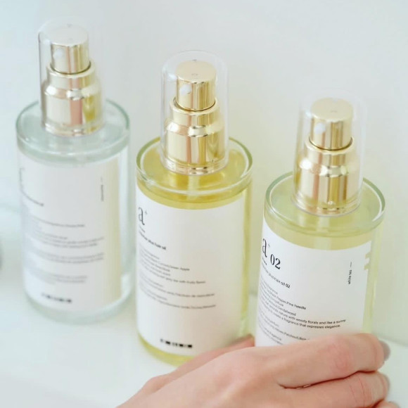 ホワイトティーの香りに包まれる、自然な抜け感とツヤが魅力のヘアスタイリングオイル♪【underbar plus hair oil 02 (アンダーバープラスヘアオイル 02)】＜ヘアオイル＞