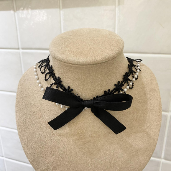 Ribbon choker