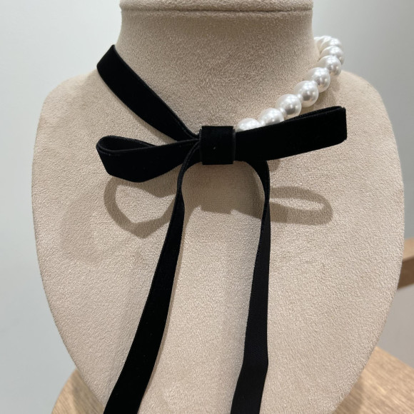 Pearl velour choker