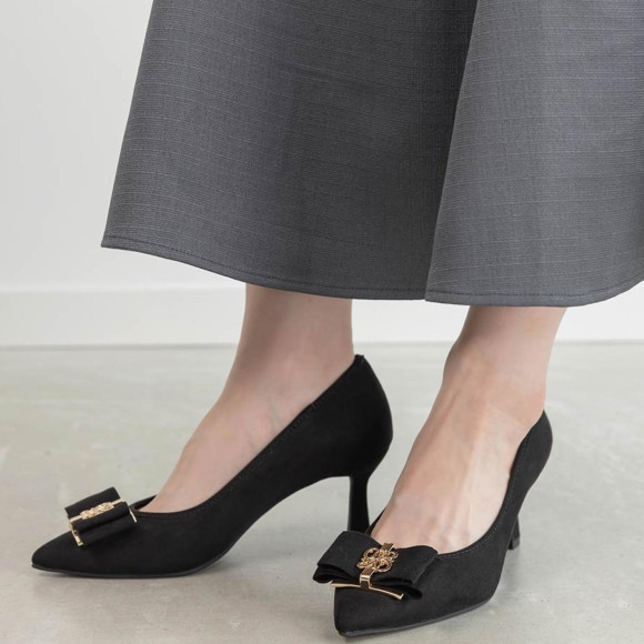 モノグラムパーツリボンパンプス