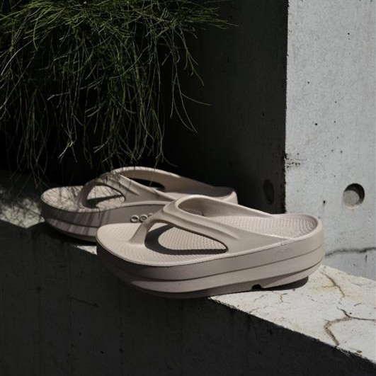 oofos/ウーフォス OOmega ウーメガ　リカバリーサンダル　厚底