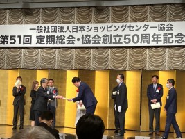 Manager of Shibuya PARCO receiving a certificate at the awards ceremony held in May