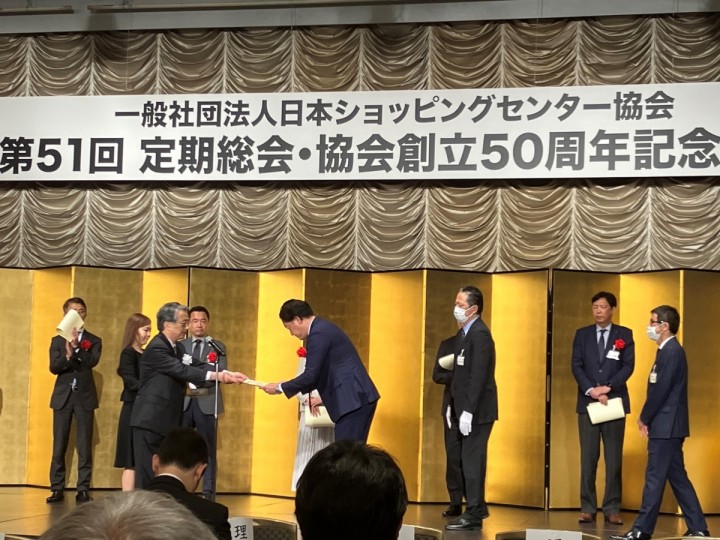 5月に行われた表彰式で賞状を受け取る渋谷PARCO店長