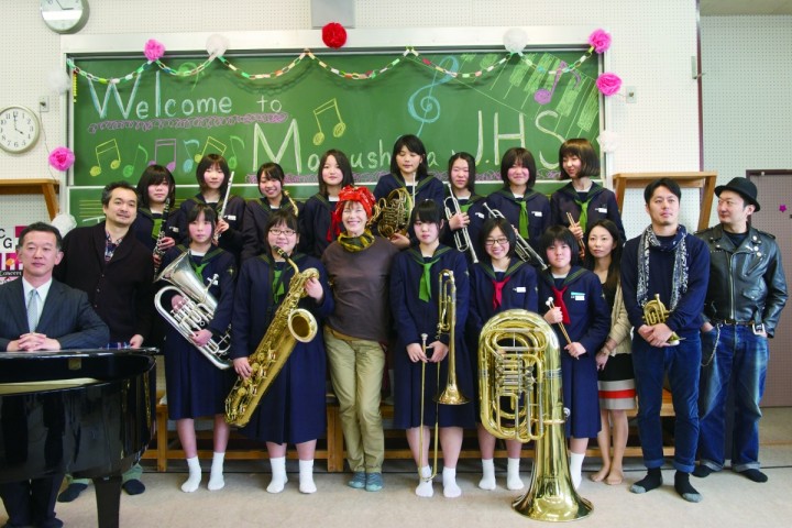 2013年3月、甚大な被害を受けた宮城県石巻市を復興支援コンサートで訪れ、松島中学校吹奏楽部と演奏交流するジェーンさん