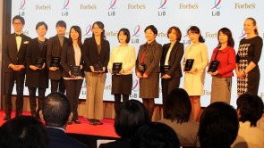 「JAPAN WOMEN AWARD 2016」個人部門受賞者の皆さん　右から4番目が吉本