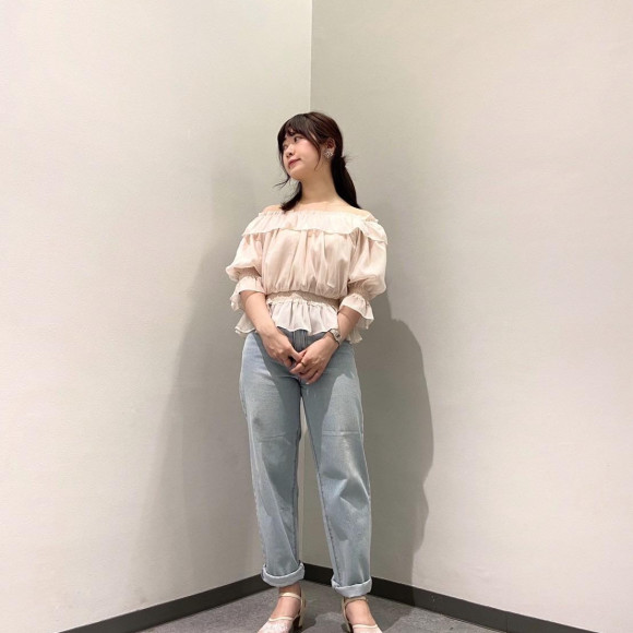 與牛仔褲搭配的簡單成人護發素!