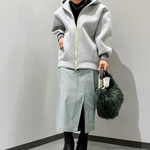 今回はタイトスカートで。