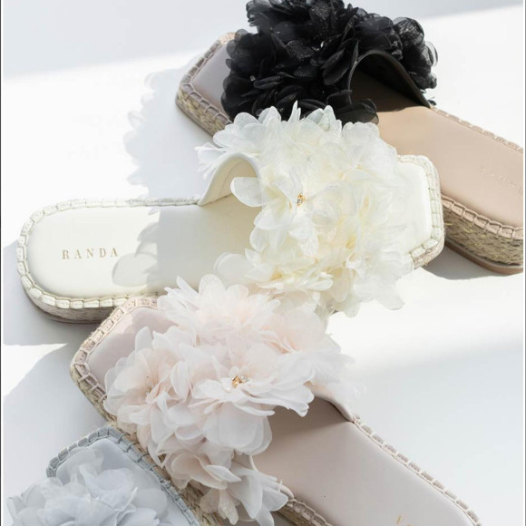 【RANDA】 รองเท้าแตะแบบมีดอกไม้ Volume Flower Mule Sandals