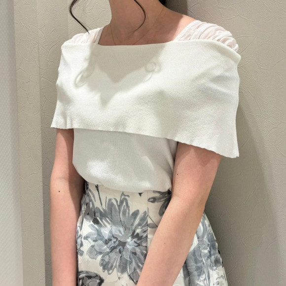 着映えバッチリの大人可愛いオフショルニット♡