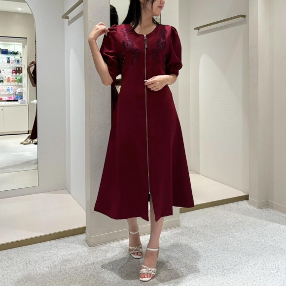 胸元のコード刺繍がクラシカルで上品な大人ワンピース