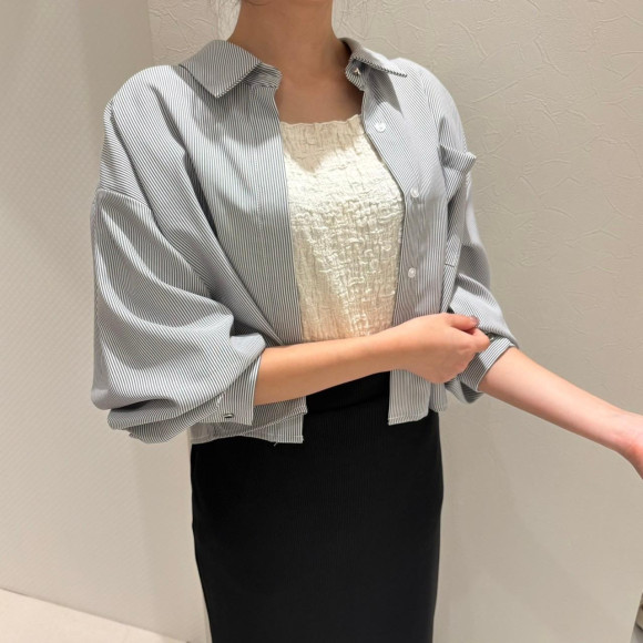 この時期にさっと羽織れるクロップドシャツ♡