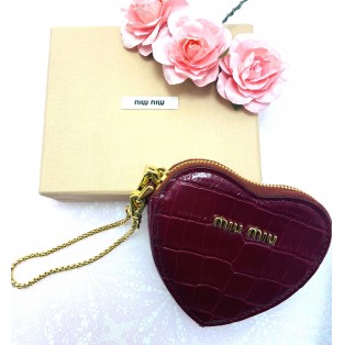 赤いハートがチャーミングなmiumiuコインケース